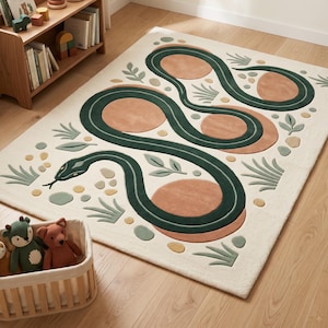 Könnte beinhalten: Ein rechteckiger Teppich mit cremefarbenem Hintergrund und einem großen, geschlängelten dunkelgrünen Schlangenmotiv. Das Design enthält kreisförmige terrakottafarbene Formen, kleine salbeigrüne Blätter und verstreute Kiesel in Erdtönen.
