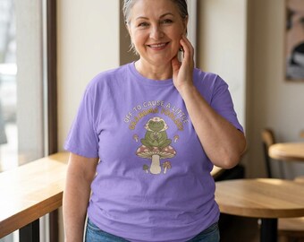 Camiseta estilo cottagecore con estampado de champiñones y la abuela Frog, Comfort Colors