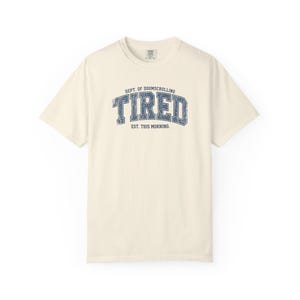 Tired Dept. of Doomscrolling Varsity Tee, Sarcastic Gen Z Humor Shirt imagem 3