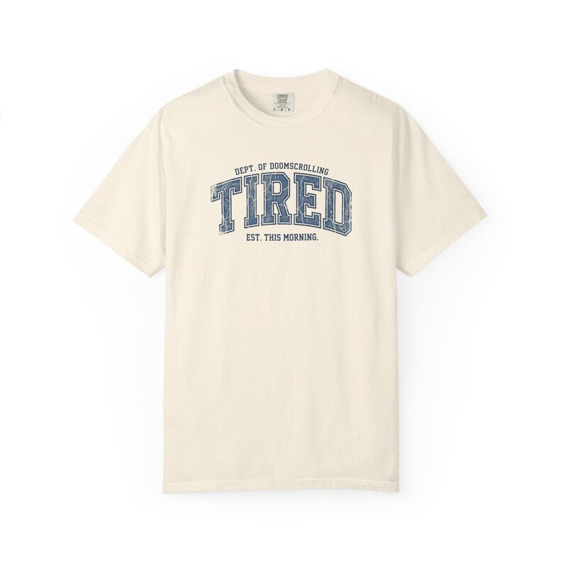 Tired Dept. of Doomscrolling Varsity Tee, Sarcastic Gen Z Humor Shirt imagem 3