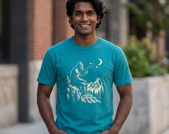 Camiseta Bigfoot soplando burbujas en la luna, camiseta Sasquatch Cryptid Comfort Colors