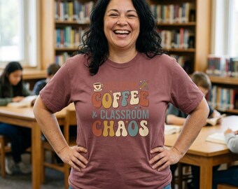 Camiseta Retro Coffee Classroom Chaos Teacher, Camiseta Comfort Colors
