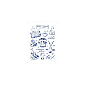 Op de afbeelding: Een witte sticker met blauwe illustraties van hockey-gerelateerde items. Bevat een shirt met nummer 13, schaatsen, een hockeystick, een puck, een trofee, een bril, een kopje koffie en de tekst "Reader's Game Day Notes."
