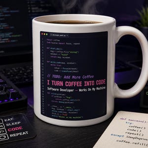 Può includere: Una tazza in ceramica bianca con una grafica rettangolare scura che mostra righe di codice informatico. Il testo sulla tazza recita: I TURN COFFEE INTO CODE, Software Developer - Works On My Machine, e include varie sintassi di programmazione.