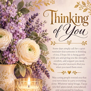 Può includere: Un biglietto d'auguri con un bouquet di ranuncoli bianchi e lavanda viola in un vaso, una candela accesa in un bicchiere con bordo dorato e un nastro viola con un ciondolo a cuore. Il testo recita Thinking of You e include un messaggio.