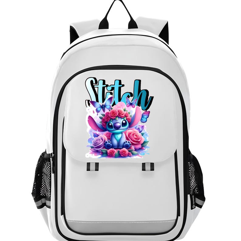 K&ouml;nnte beinhalten: Ein wei&szlig;er Rucksack mit einem Grafikdruck der Figur Stitch, umgeben von rosa und violetten Rosen sowie blauen Schmetterlingen. Das Wort Stitch ist in einer blauen Verlaufsschrift &uuml;ber der Figur gedruckt. Der Rucksack hat schwarze Netzseitentaschen.