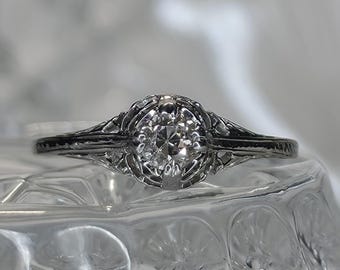 Antyczny pierścionek w stylu art déco z 18-karatowego białego złota z filigranowym diamentem i pojedynczym brylantem, rozmiar 7,5