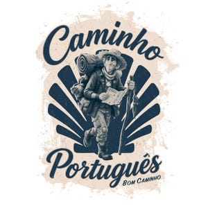 K&ouml;nnte beinhalten: Eine grafische Illustration eines Wanderers mit Rucksack, Hut und Wanderstock, der eine Karte h&auml;lt. Das Design zeigt eine gro&szlig;e dunkelblaue Jakobsmuschel im Hintergrund mit dem Text Caminho Portugu&ecirc;s und Bom Caminho in dunkelblauer Schrift.