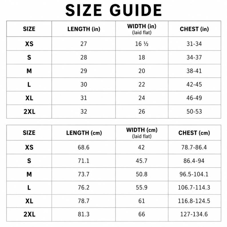 K&ouml;nnte beinhalten: Eine schwarz-wei&szlig;e Gr&ouml;&szlig;entabelle mit zwei Tabellen. Die obere Tabelle listet die Gr&ouml;&szlig;en XS bis 2XL mit L&auml;nge, Breite in Zoll und Brustumfang in Zoll auf. Die untere Tabelle enth&auml;lt dieselben Gr&ouml;&szlig;en mit den entsprechenden Ma&szlig;en in Zentimetern.