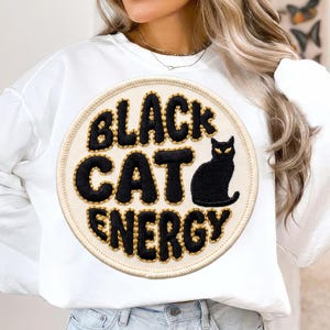 Aufnäher „Schwarze Katze“ (PNG), goldfarbenes Katzenmotiv mit gestickter Optik, digitaler Download für Sublimationsdruck