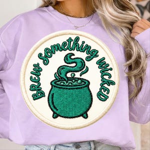 Brew Something Wicked Patch PNG, Faux Broderad Häxa Kittel Design, Sublimering Digital Nedladdning