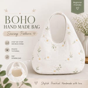Può includere: Un cartamodello per una borsa fatta a mano con il testo BOHO HAND MADE BAG, Sewing Pattern, Step-by-step instructions, Photo tutorial, PDF download, Beginner Friendly e Stylish. Practical. Handmade with love. La borsa è bianco sporco con una stampa floreale.