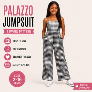 Op de afbeelding: Een zwart-wit geruit palazzo jumpsuit naaipatroon. De afbeelding toont een jong persoon die de jumpsuit draagt. De tekst op de afbeelding luidt "PALAZZO JUMPSUIT SEWING PATTERN", "EASY TO SEW", "PDF PATTERN", "BEGINNER FRIENDLY" en "SIZES 2-16 YEARS".