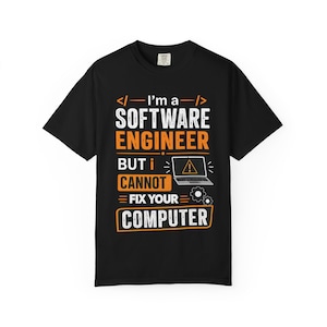 Può includere: T-shirt nera con la scritta "I'm a SOFTWARE ENGINEER BUT i CANNOT FIX YOUR COMPUTER" in bianco e arancione. Il design include un'icona di laptop con un simbolo di avvertimento e icone di ingranaggi.