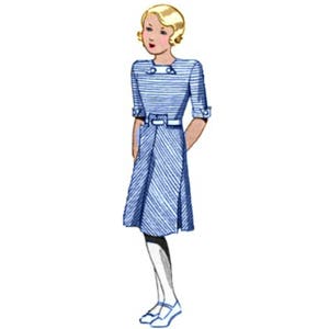Puede incluir: Una niña pequeña con un vestido a rayas azules y blancas con un cinturón blanco. El vestido tiene un cuello Peter Pan y mangas cortas. Lleva calcetines blancos y zapatos negros.