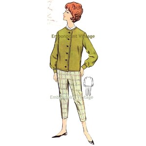 Könnte beinhalten: Eine Vintage-Nähvorlagen-Illustration einer Frau, die einen grünen Pullover und eine karierte Hose trägt. Das Schnittmuster ist für ein zweiteiliges Outfit mit Pullover und Hose. Der Text "Embonpoint Vintage" erscheint oben im Bild.
