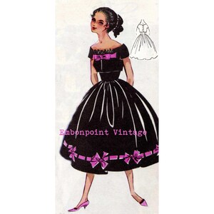 Puede incluir: Un vestido vintage negro con un lazo rosa en el escote y un ribete de cinta rosa alrededor del dobladillo. El vestido tiene una falda completa y mangas cortas. El vestido se muestra en una modelo con un fondo blanco.