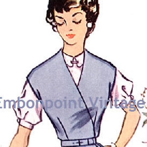 Puede incluir: Ilustraci&oacute;n vintage de una mujer con un chaleco cruzado azul claro sobre una blusa blanca con mangas cortas abullonadas. El chaleco est&aacute; ce&ntilde;ido a la cintura con un cintur&oacute;n. La imagen tiene una est&eacute;tica retro.