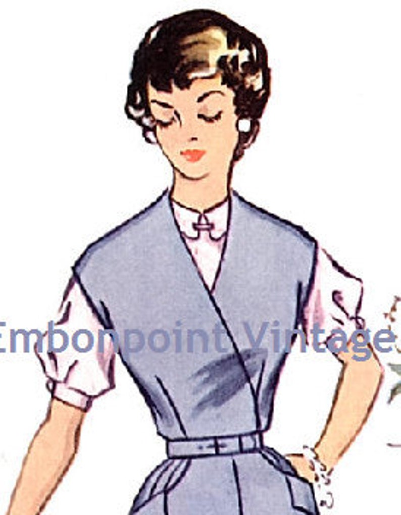 Puede incluir: Ilustraci&oacute;n vintage de una mujer con un chaleco cruzado azul claro sobre una blusa blanca con mangas cortas abullonadas. El chaleco est&aacute; ce&ntilde;ido a la cintura con un cintur&oacute;n. La imagen tiene una est&eacute;tica retro.