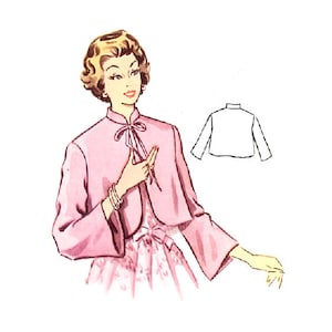 Puede incluir: Una chaqueta bolero rosa con un lazo en el cuello. La chaqueta tiene mangas largas y una longitud recortada. Un dibujo de línea de la chaqueta se muestra en el lado derecho de la imagen.