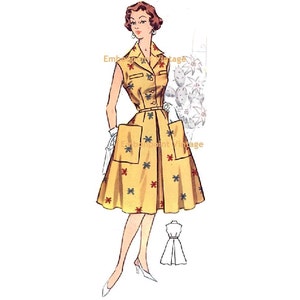 Può includere: Un'illustrazione di un modello di cucito vintage di un abito senza maniche con colletto, cintura e tasche. L'abito è giallo con una stampa floreale e la modella indossa guanti bianchi.