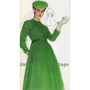 Könnte beinhalten: Vintage Modeillustration mit einer Frau in einem grünen Kleid und passendem Barett. Das Kleid hat lange Ärmel, ein figurbetontes Oberteil und einen ausgestellten Rock. Eine Strichzeichnung des Kleides ist ebenfalls sichtbar. Das Bild hat den Text "Embroidery vintage".