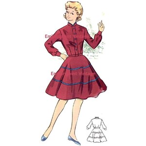 Pode incluir: Uma ilustração vintage de um padrão de vestido. O vestido é vermelho com detalhes azuis e uma saia cheia. A ilustração mostra uma mulher usando o vestido e um desenho de linha do vestido.