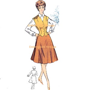 Op de afbeelding: Een vintage naai-patroonillustratie van een vrouw die een wit blouse, een geel vest en een bruin en oranje geruite rok draagt. De rok is knielengte en heeft een uitlopende vorm. De vrouw staat met haar handen op haar heupen en kijkt naar de zijkant. De illustratie is in een retro-stijl.