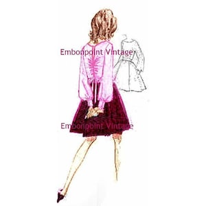 Op de afbeelding: Een vintage illustratie van een vrouw die een roze blouse draagt met een gerimpelde kraag en een bordeauxrode rok. De blouse heeft lange mouwen met geplooide manchetten. De rok is A-lijn en valt net boven de knie. De vrouw staat met haar linkerbeen licht gebogen en haar rechterbeen recht. De illustratie is in een eenvoudige stijl met minimale details.