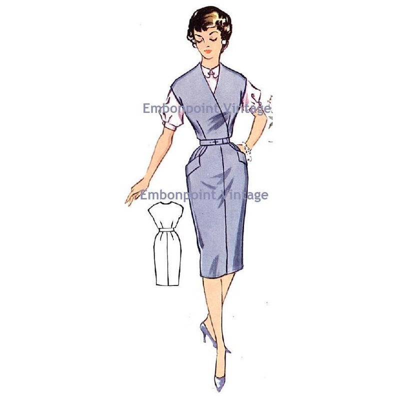 Puede incluir: Ilustraci&oacute;n de moda vintage de una mujer con un vestido azul claro y un chaleco a juego. El vestido tiene una falda l&aacute;piz, bolsillos y un cintur&oacute;n. La ilustraci&oacute;n incluye un peque&ntilde;o boceto del vestido y la mujer lleva tacones azules.