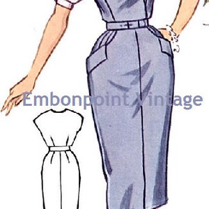 Puede incluir: Ilustraci&oacute;n vintage de una mujer con un vestido azul claro con cuello en V y cintur&oacute;n a juego. El vestido tiene un dise&ntilde;o de falda l&aacute;piz y se combina con tacones azul claro. Tambi&eacute;n se muestra un contorno de vestido m&aacute;s peque&ntilde;o.