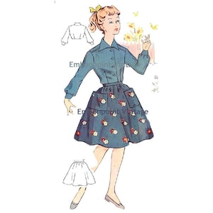 Może przedstawiać: Ilustracja vintage wzoru szycia przedstawiająca dziewczynkę w niebieskiej sukience z białym kołnierzykiem i kwiatowym nadrukiem. Sukienka ma dwie kieszenie z przodu. Ilustracja przedstawia również oddzielną białą bluzkę i spódnicę.