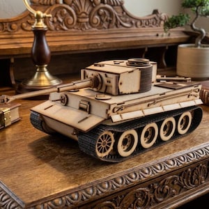 Könnte beinhalten: Ein Holzmodell eines Panzers mit langem Lauf und detaillierten Ketten. Der Panzer ist aus hellem Holz gefertigt und steht auf einer Holzoberfläche. Das Modell ist eine Nachbildung eines Militärfahrzeugs.