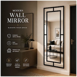 Op de afbeelding: Een hoge rechthoekige wandspiegel met een zwart metalen frame in een geometrisch rasterontwerp. De spiegel reflecteert een woonkamerinterieur met een bank en salontafel. De tekst op de afbeelding luidt MODERN WALL MIRROR, ELEVATE YOUR SPACE.