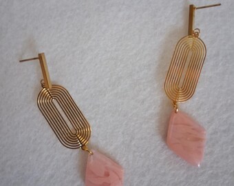 Brincos pendentes em argila polimérica com efeito mármore rosa, joias modernas em estilo art déco com detalhes em dourado.