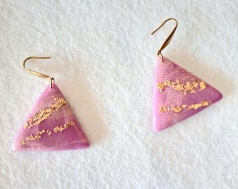 Pendientes hechos a mano de arcilla polimérica con efecto mármol rosa y detalles en pan de oro – Joyería geométrica llamativa