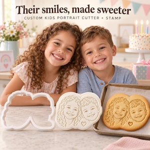 Peut inclure: Un ensemble emporte-pièce et tampon pour portrait d'enfants personnalisé en blanc, représentant les silhouettes de deux enfants et un cœur. À côté, un biscuit cuit affiche le même portrait détaillé d'une fille et d'un garçon souriants.