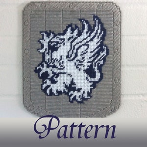 Pode incluir: Um padrão de tapeçaria cinza retangular com um desenho de grifo heráldico em branco e azul marinho. A borda é cinza com costuras decorativas. A palavra "Pattern" está escrita em itálico na parte inferior.