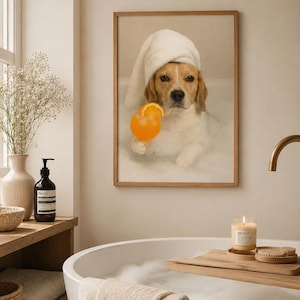 Könnte beinhalten: Ein gerahmter Wandkunstdruck, der einen Beagle mit einem weißen Handtuch auf dem Kopf zeigt, der in einem Schaumbad sitzt und ein Glas Orangensaft mit einer Orangenscheibe hält. Der Hund hat braunes und weißes Fell und einen ruhigen Blick.