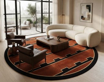 Puede incluir: Una alfombra circular grande con una base de color naranja terracota profundo y un patrón geométrico de escalones en negro y crema. La alfombra está colocada bajo un sofá curvo color crema, una mesa de centro de madera y dos sillones de cuero marrón.