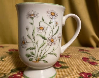 Royal Domino Collection Wild Daisy Porcelain Pedestal Vintage Green Trim Coffee/Tea Mug