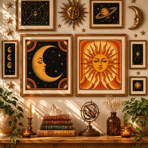 Könnte beinhalten: Eine Galeriewand mit gerahmten Himmelsdarstellungen von Sonne, Mond und Planeten, ergänzt durch eine goldene Sonnen-Wandskulptur und kleine Sterne. Darunter steht ein Holzregal mit gestapelten Büchern, einem Kristall, einer Armillarsphäre und Kerzen.