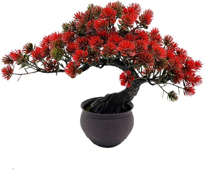 Pu&ograve; includere: Un bonsai artificiale caratterizzato da un tronco scuro, strutturato e curvo, con un fogliame vibrante ad aghi rossi. La pianta &egrave; inserita in un vaso rotondo, semplice e marrone scuro con una finitura liscia, per un aspetto equilibrato.