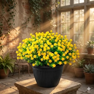 Peut inclure: Une plante artificielle dense et arrondie composée de nombreuses petites fleurs jaune vif et d'un feuillage vert, placée dans un pot en plastique noir à côtes verticales. La plante présente une forme touffue et bien remplie.