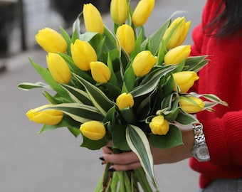 Strauß gelber Tulpen, frisches Blumenarrangement für Geburtstag, Heim- und Frühlingsdekoration