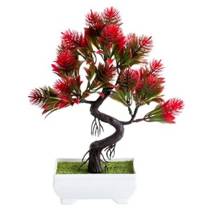 Pu&ograve; includere: Un bonsai artificiale decorativo caratterizzato da un tronco marrone scuro ritorto con radici a vista. I rami sono ricoperti da un fogliame rosso brillante a forma di ago con sfumature verdi. L'albero &egrave; piantato in un vaso rettangolare bianco.
