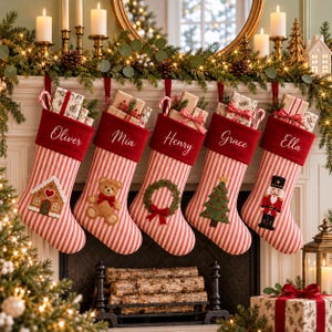 パーソナライズされたベルベットのクリスマスストッキング、カスタム刺繍のくるみ割り人形ストッキング、家族でお揃いのホリデー記念品、豪華なマントルピース装飾