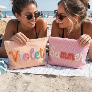 Neceser personalizado de tela seersucker con parche de chenilla con nombre, neceser personalizado, obsequios para despedida de soltera, regalo para tu mejor amiga.