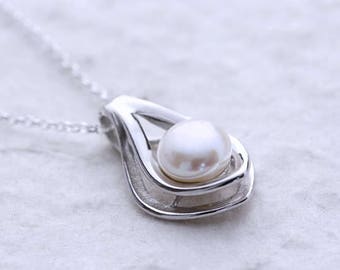 Pearl Necklace, Freshwater Pearl Sterling silver pendant, Mothers Necklace, Gradiation gift, Bridesmaid gift. Pearl Jewelry