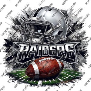 Puede incluir: Una ilustración gráfica que presenta un casco de fútbol americano plateado sobre la palabra RAIDERS en letras estilizadas. Un balón de fútbol americano marrón con cordones blancos descansa sobre un campo verde, con salpicaduras de tinta.